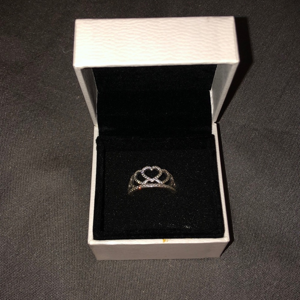 Heart tiara ring